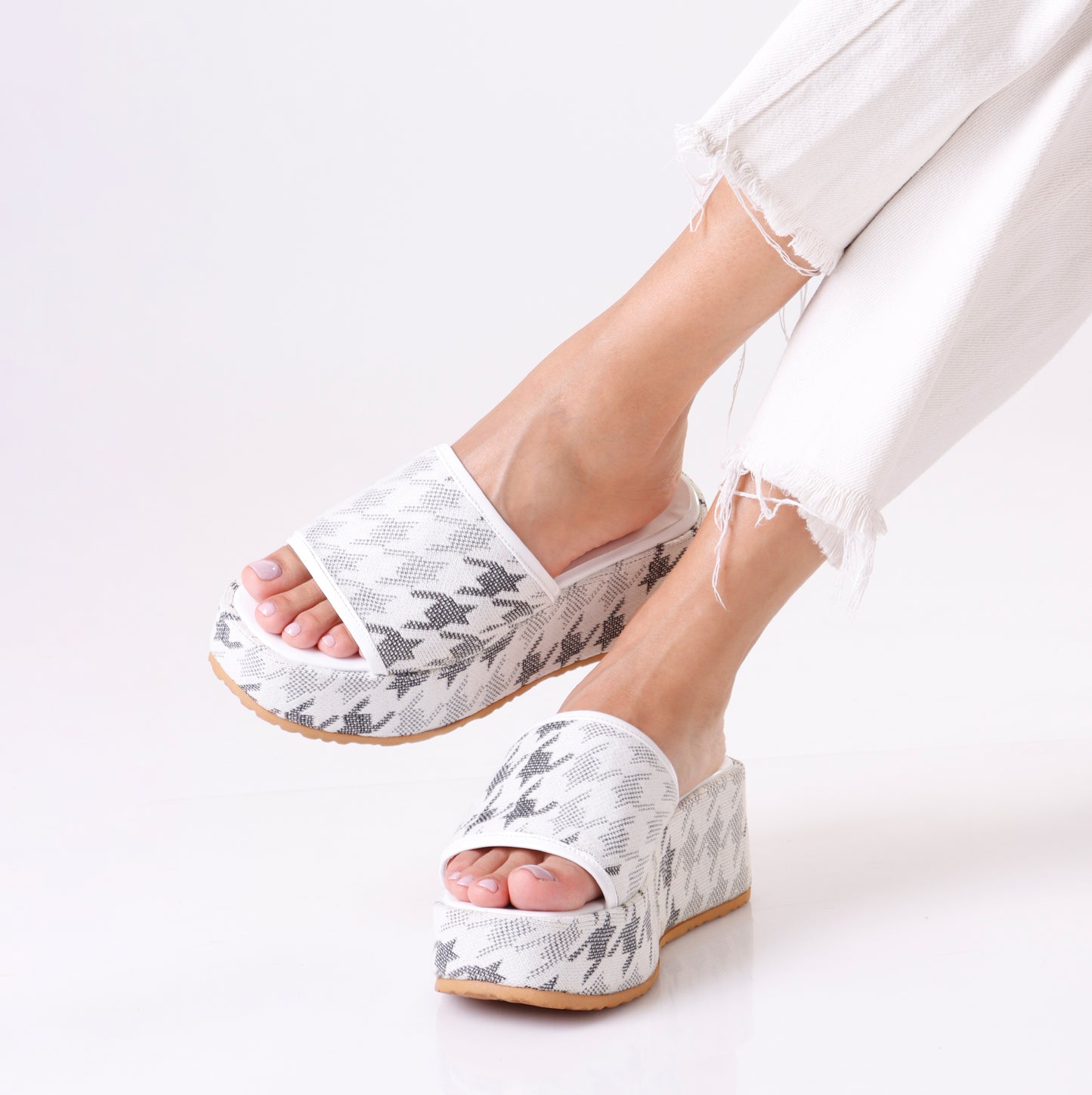 Chunky Mule | White & Black