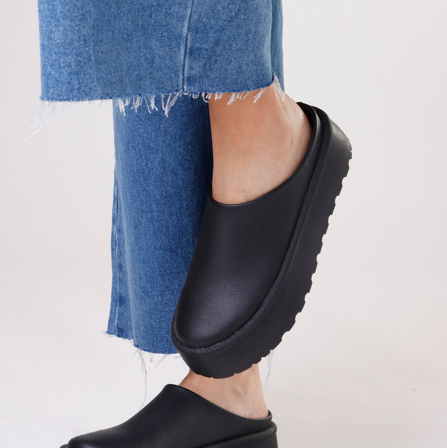 Platform Slipper | Leather Black & Beige