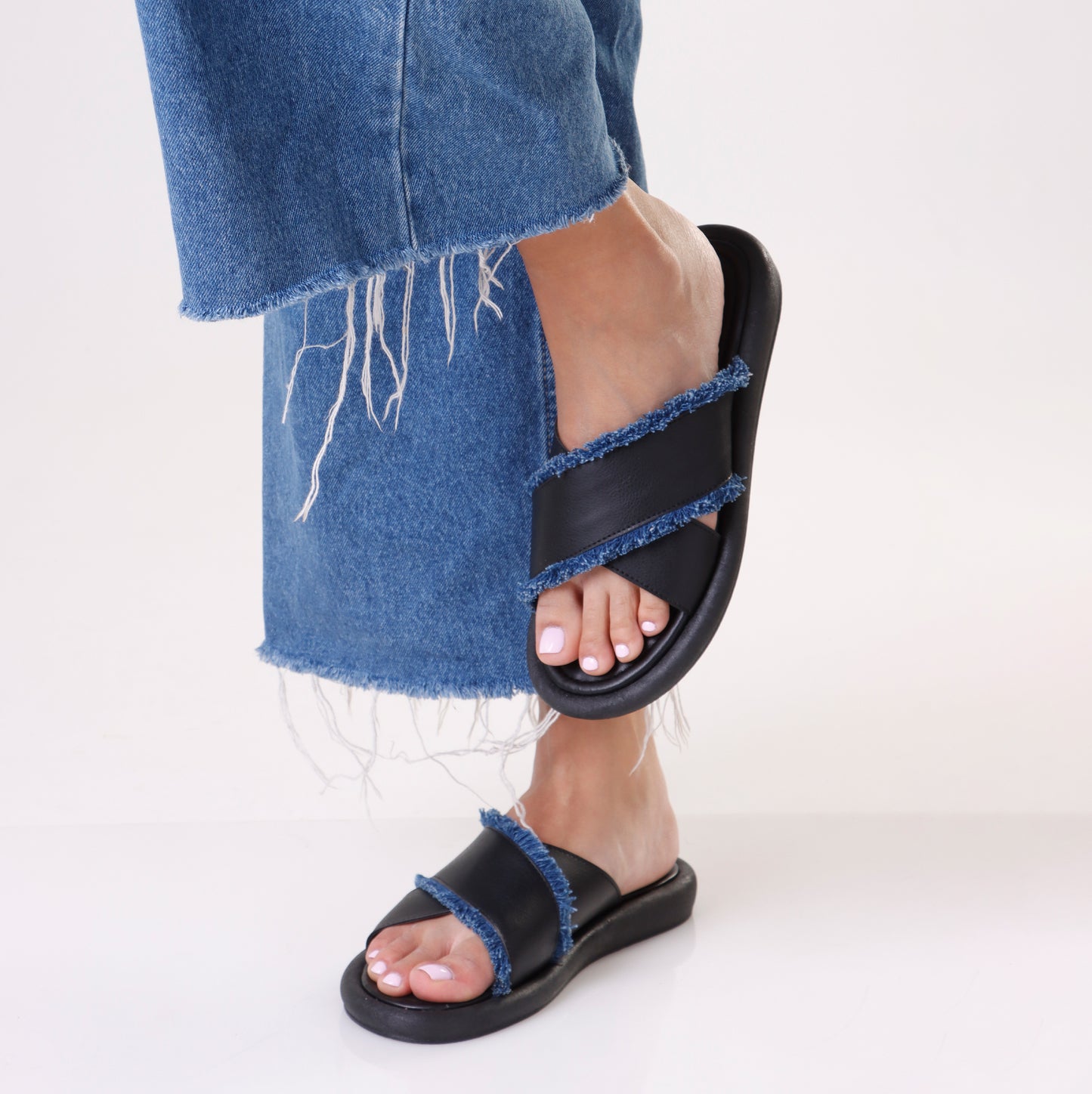 Cross Slipper | Black