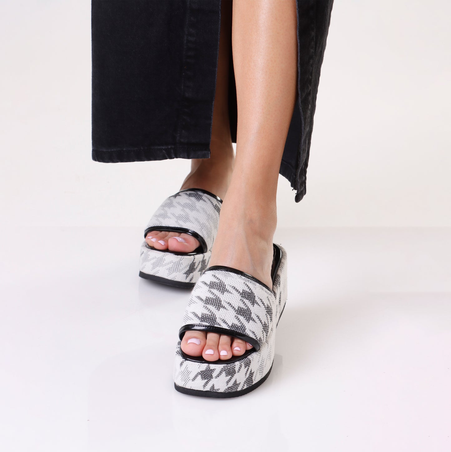 Chunky Mule | White & Black