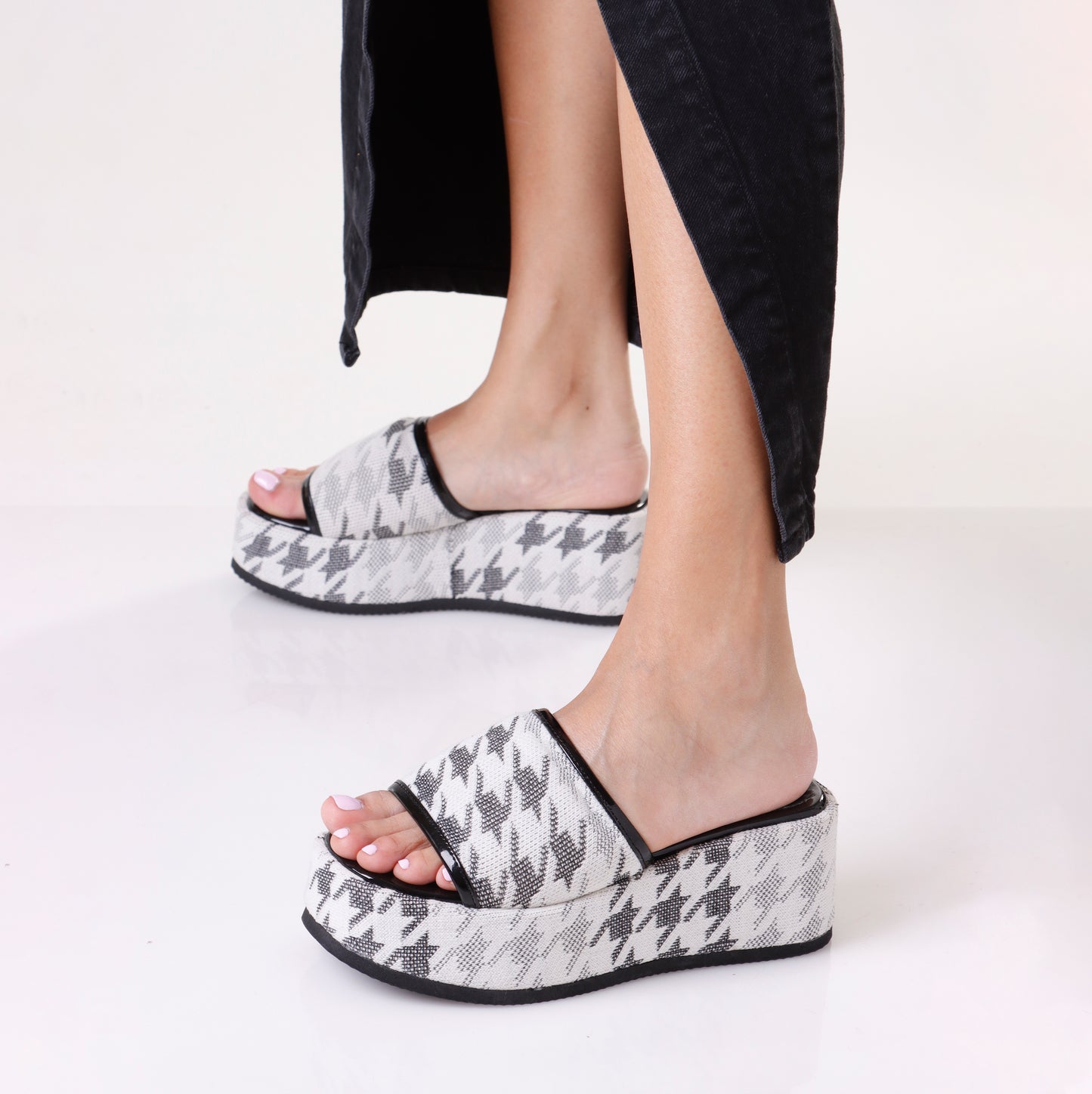 Chunky Mule | White & Black