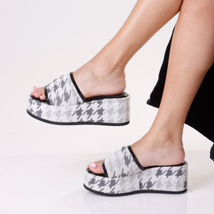 Chunky Mule | White & Black