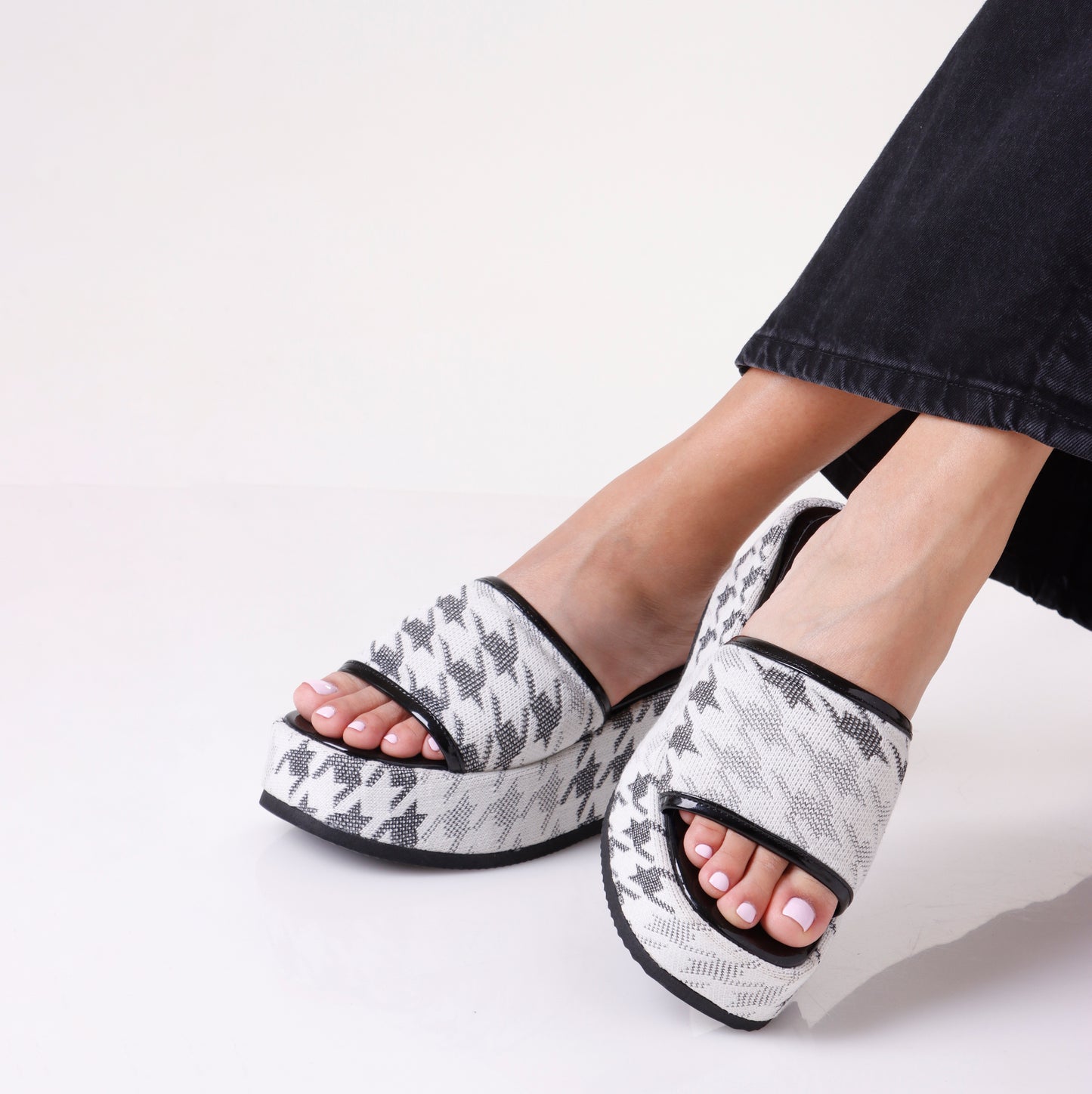 Chunky Mule | White & Black